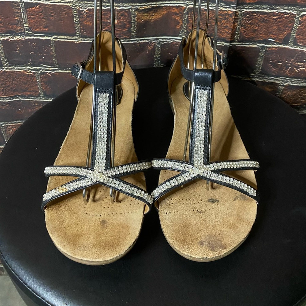 Clarks Artisan Jeweled T-Strap Sandal Sz 8